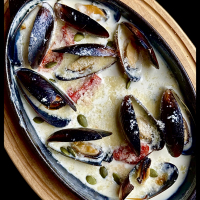 მიდიები ნაღების სოუსში